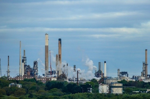 Les banques françaises accusées par des ONG de continuer à investir massivement dans les énergies fossiles